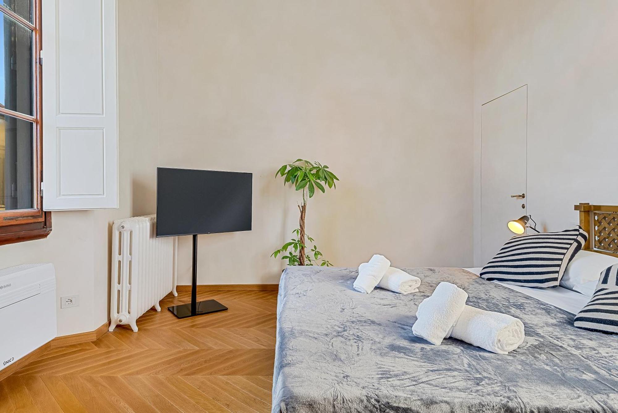 Via Venezia 10 - Renaissance - Historic Charm With Frescoes And Private Courtyard Parking In Heart Apartment *