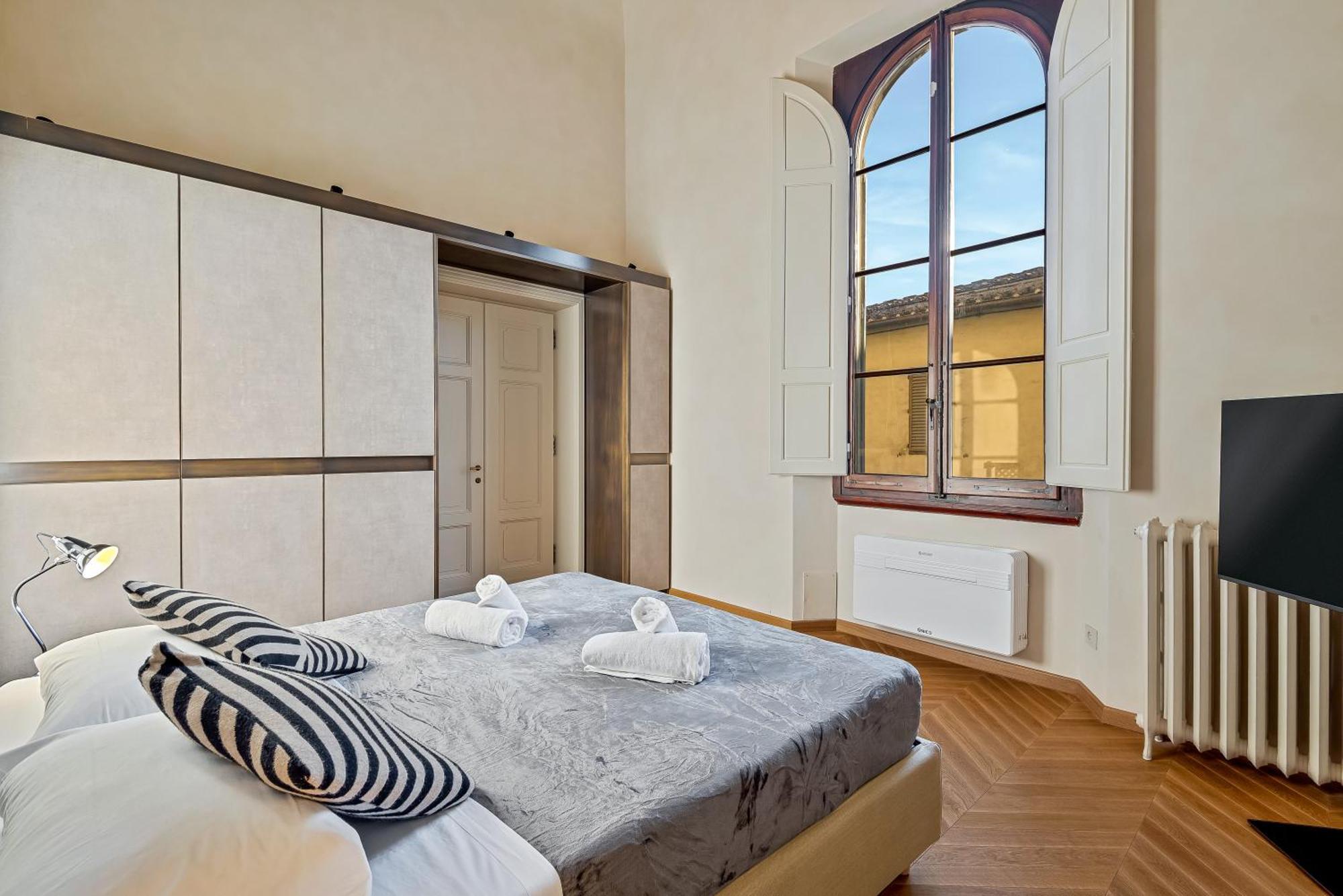 Via Venezia 10 - Renaissance - Historic Charm With Frescoes And Private Courtyard Parking In Heart * Florence