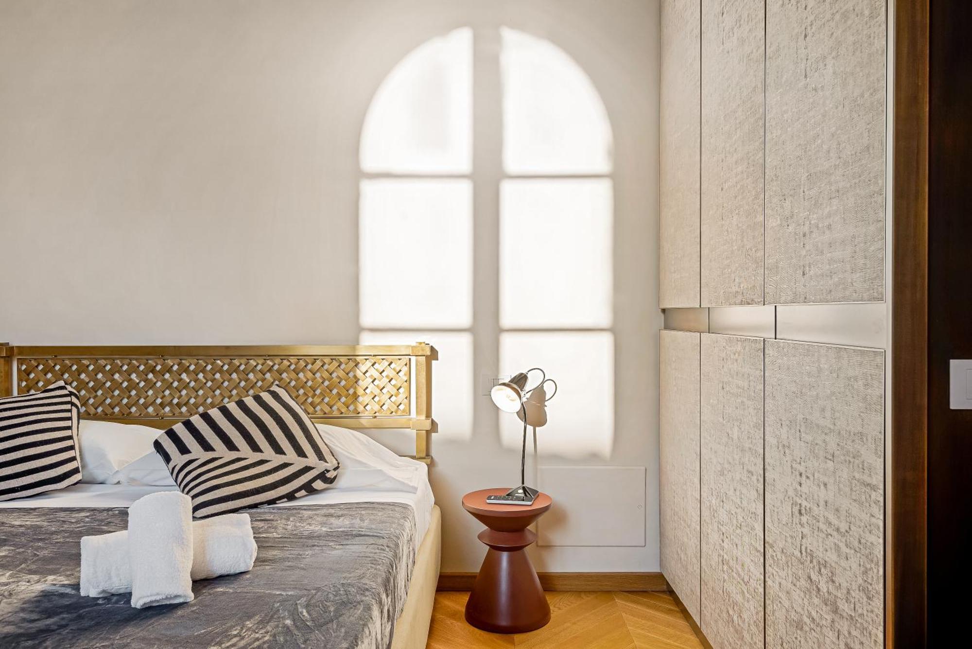 Via Venezia 10 - Renaissance - Historic Charm With Frescoes And Private Courtyard Parking In Heart Apartment