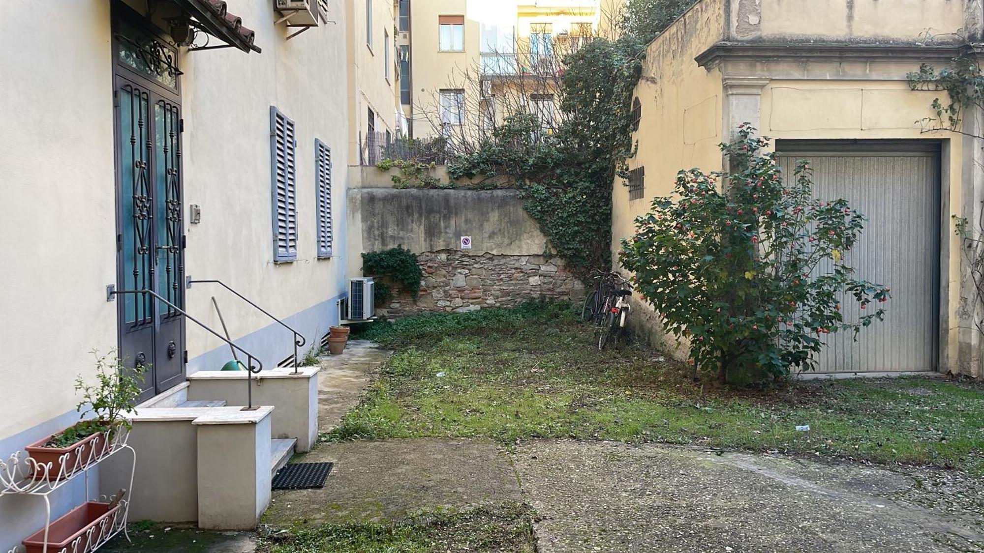 Apartment Via Venezia 10 - Renaissance - Historic Charm With Frescoes And Private Courtyard Parking In Heart *